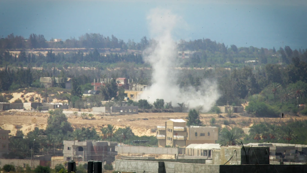 Smoke rises after the shelling by tanks in Rafah during a military campaign launched by the Egyptian army against Da'ash (Islamic State) in the northern Egyptian Sinai near the border with the Gaza Strip, on Sept. 16, 2017. Photo by Abed Rahim Khatib/Flash90.