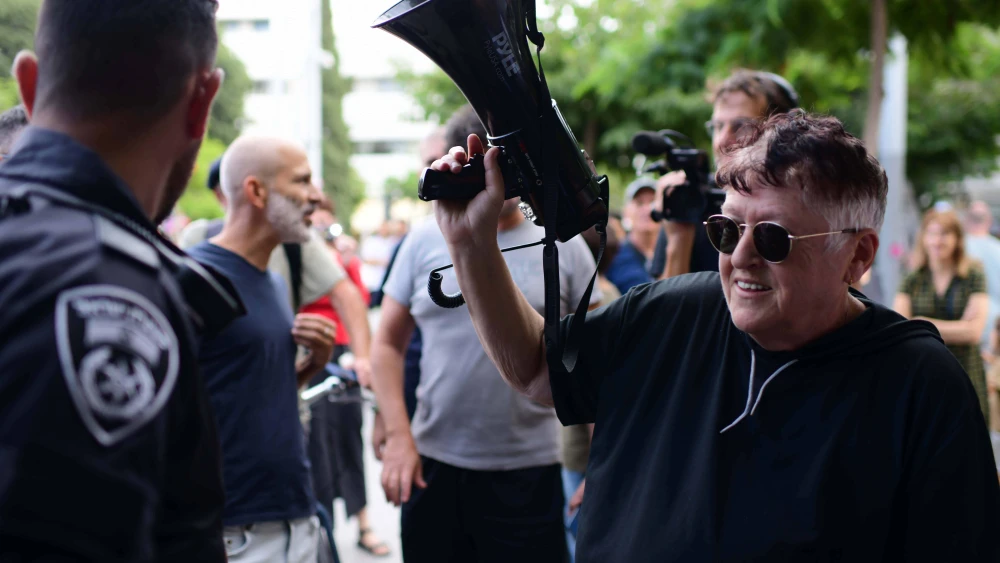 Sheffi Paz, holding megaphone, demonstrates against anti-overhaul activists at Dizengoff Square in Tel Aviv, Oct. 3, 2023. Photo by Tomer Neuberg/FLASH90