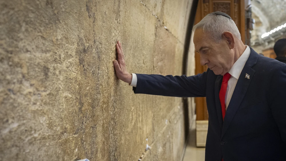 Israeli Prime Minister Benjamin Netanyahu visited the Western Wall in Jerusalem’s Old City, one day ahead of Israel’s general elections, on Oct. 26, 2026. Photo by Chaim Goldberg/Flash90.