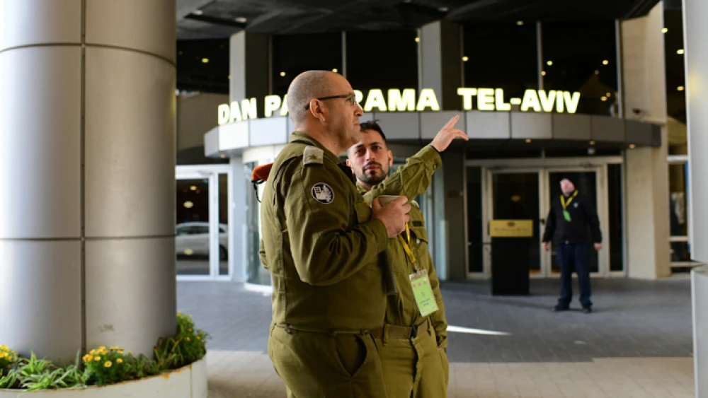 Israeli soldiers outside the Dan Hotel in Tel Aviv, one of four major hotels in the country being converted to receive coronavirus patients, March 17, 202 Tomer Neuberg/Flash90.