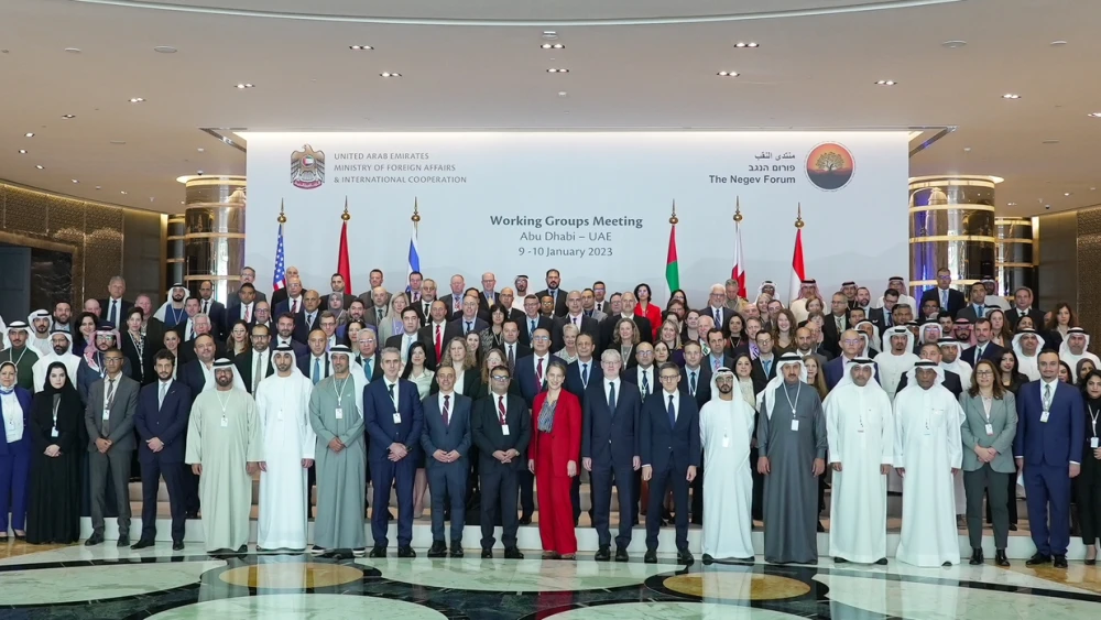 Funcionarios de Israel, Estados Unidos, Emiratos Árabes Unidos, Bahréin, Marruecos y Egipto asisten a una reunión del grupo de trabajo del Foro del Néguev en Abu Dabi, el 9 de enero de 2023. Crédito: Ministerio de Asuntos Exteriores de los Emiratos Árabes Unidos.
