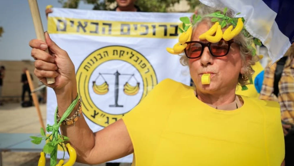 Protesters outside the the hearing of the government's "Reasonableness Bill", at the Supreme Court in Jerusalem. September 12, 2023. Photo by Noam Revkin Fenton/FLASH90 *** Local Caption *** ???? ??? ???? ????? ?????? ?????