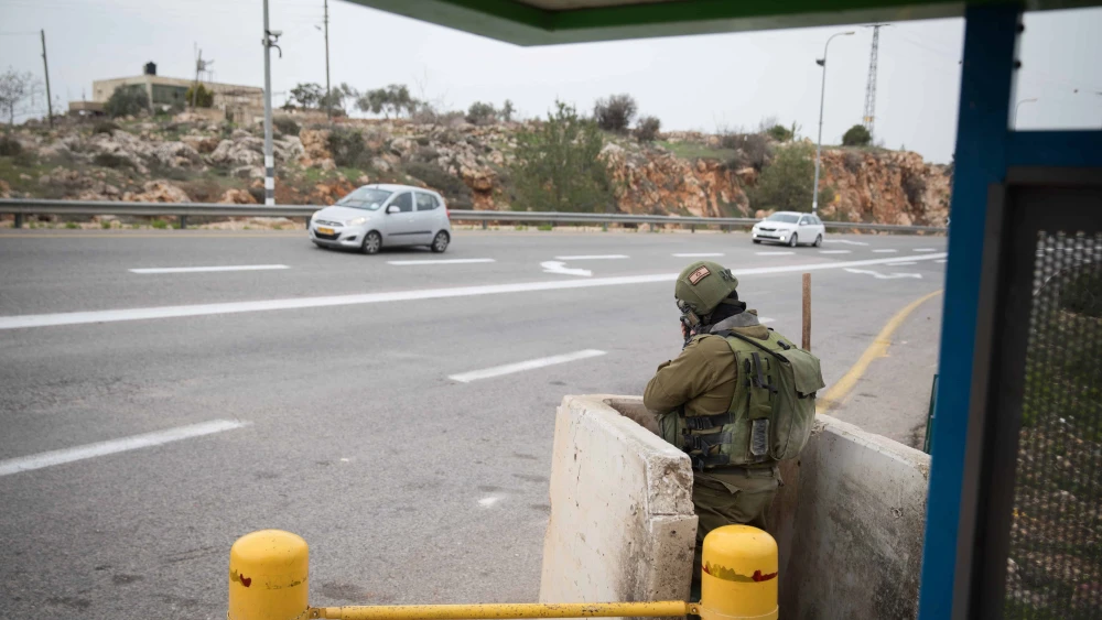 Israeli soldiers guard a bus stop on Route 60 near the entrance to the Israeli community of Ofra in Samaria, Dec. 16, 2018. Photo by Hadas Parush/Flash90.