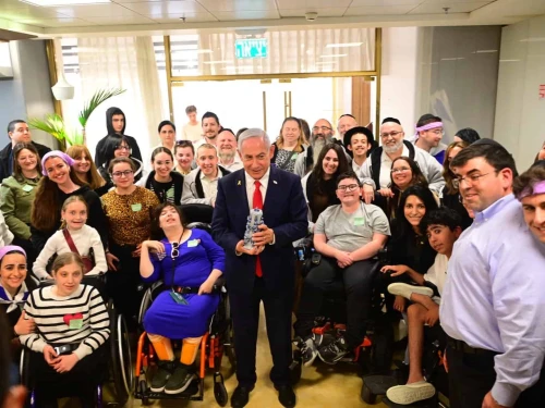 Chai Lifeline Wish at the Wall participants and Prime Minister Benjamin Netanyahu