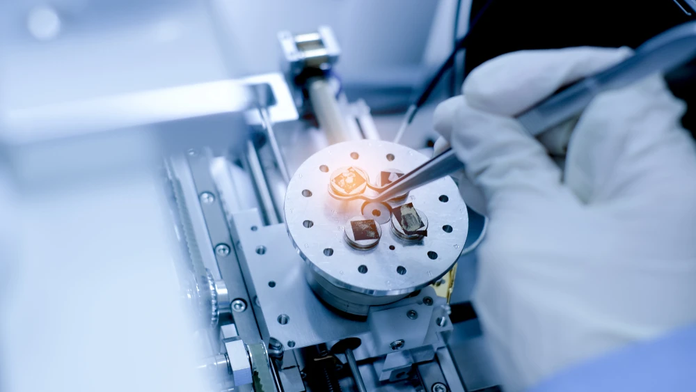 A scientist prepares nanomaterials for Scanning Electron Microscope (SEM) machine in a laboratory. Credit: Anucha Cheechang/Shutterstock.