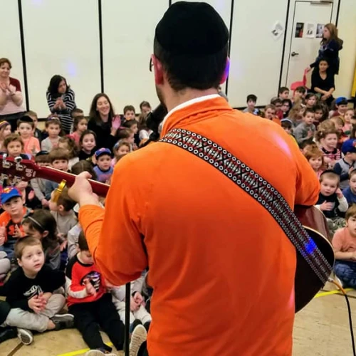 Jake Czuper, aka “Rabbi Jake,” entertains fans at Anshei Lubavitch of Fair Lawn, N.J. Credit: Anshei Lubavitch of Fair Lawn, N.J.