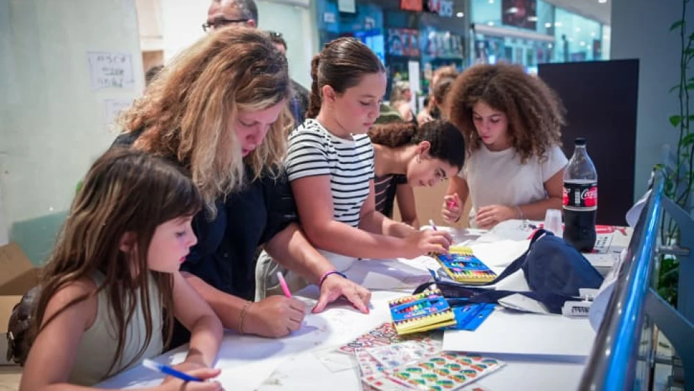 Israeli citizens pack donations of food and other necessities for the Israeli soldiers and citizens in Tel Aviv, October 10, 2023. Photo by Avshalom Sassoni/Flash90 *** Local Caption *** ?????? ??????? ?????? ??????? ??????? ?????? ??????? ????? ?? ???? ?? ????