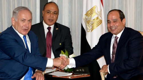 Israeli Prime Minister Benjamin Netanyahu, left, meets with Egyptian President Abdel Fattah Al-Sisi in New York on Sept. 18, 2017. Credit: Avi Ohayon/GPO.