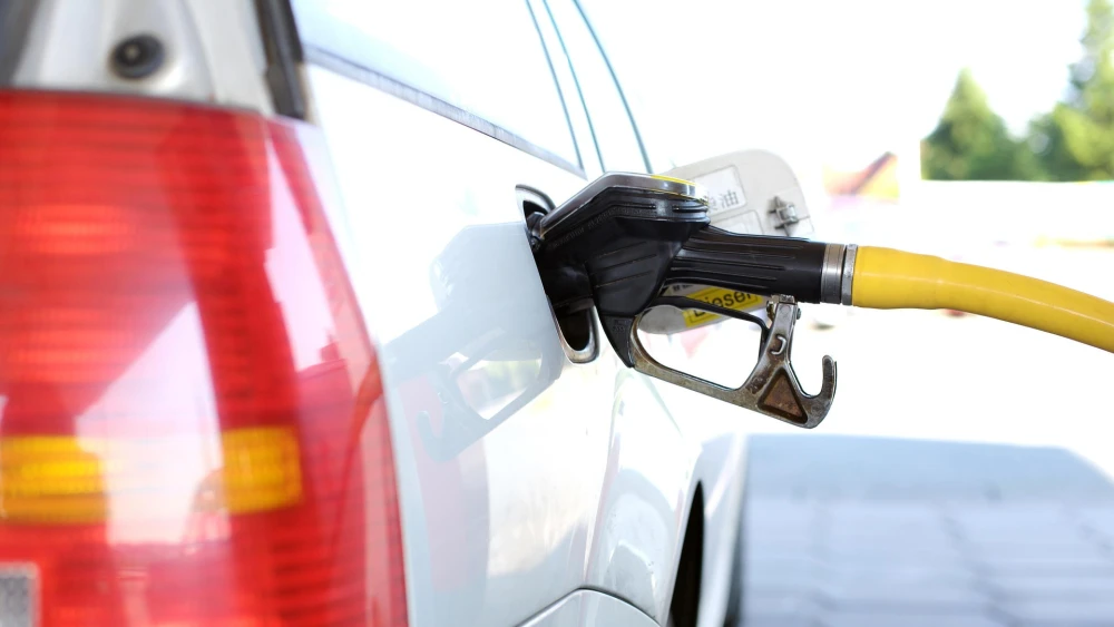 Car at gas station. Credit: andreas160578/Pixabay.