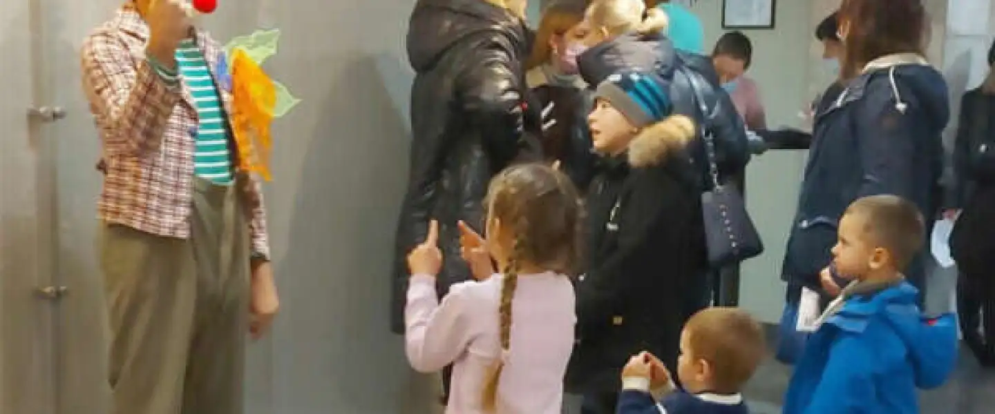 Israeli military clown Nimrod Eisenberg cheers up Ukrainian refugees in Latvia. Credit: Courtesy.