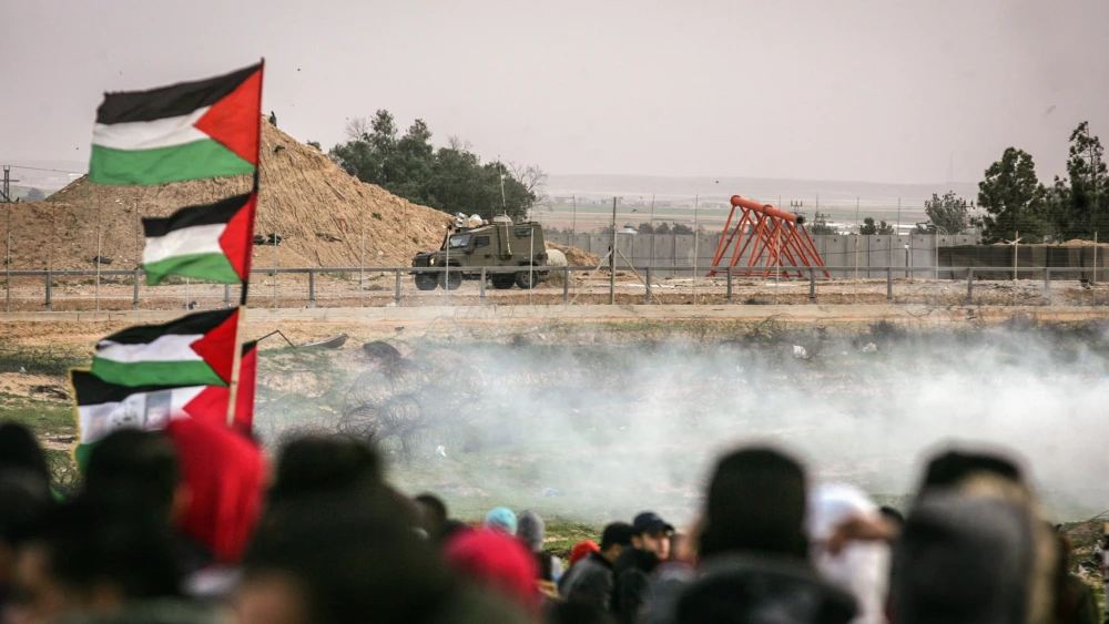 Palestinian protesters clash with Israeli troops during the weekly “March of Return” protests on the Israeli-Gaza border, Dec. 7, 2018. Credit: Abed Rahim Khatib/Flash90.