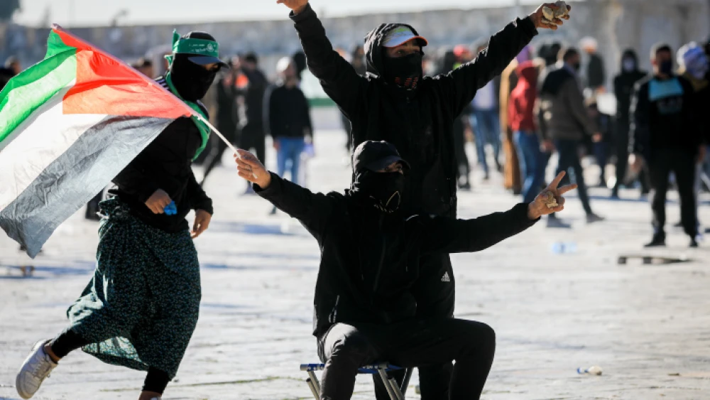 Palestinian rioters clash with Israeli security forces at the Al-Aqsa mosque compound in Jerusalem's Old City on April 15, 2022. Photo by Jamal Awad/Flash90.