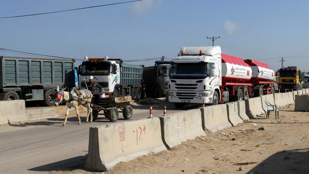 A Palestinian truck loaded with gas enters the Gaza Strip from Israel through the Kerem Shalom crossing, on March 15, 2015. Photo by Abed Rahim Khatib/Flash90.