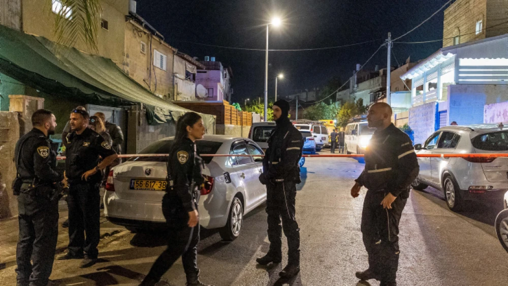 Israel Police officers and medics at the scene of the murder of Rabab Abu Siam in Lod, July 26, 2022. Photo by Yossi Aloni/Flash90.