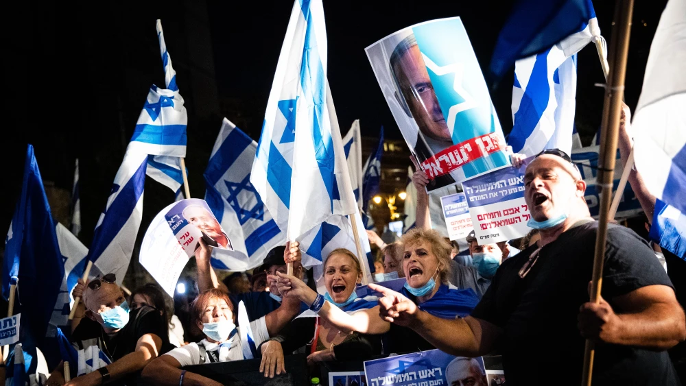 Right-wing activists and supporters of Israeli Prime Minister Benjamin Netanyahu rally outside his Jerusalem residence on Aug. 20, 2020. Photo by Yonatan Sindel/Flash90.