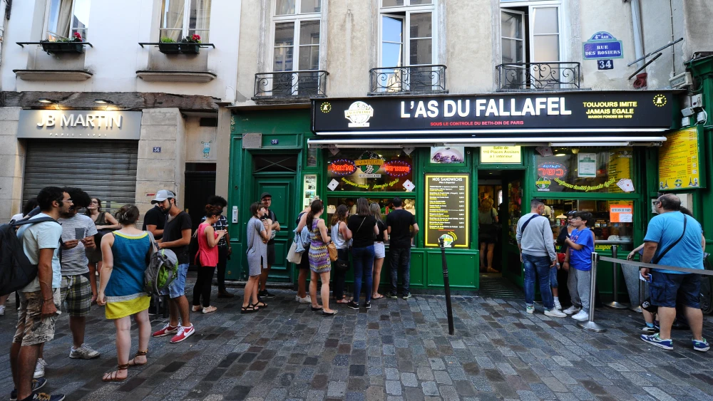 Visitors line up for Israeli-style falafel Le Marais in Paris on Aug. 17, 2016. Credit: Mendy Hechtman/Flash90.