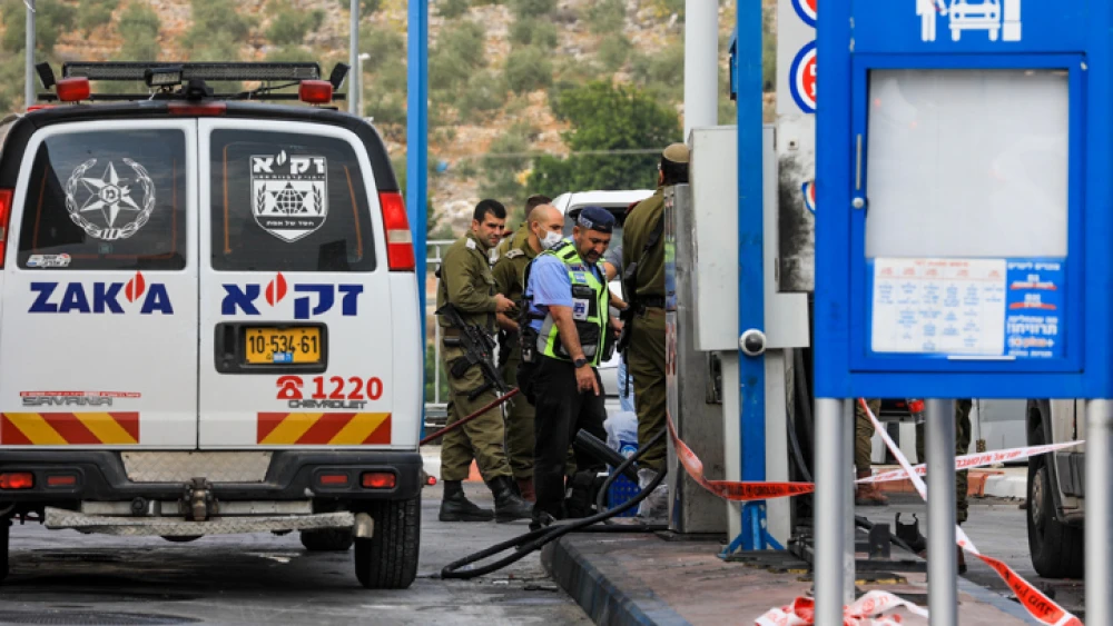 Israeli security and rescue personnel at the scene of a terrorist attack in Ariel, Nov. 15, 2022. Credit: Jamal Awad/Flash90.