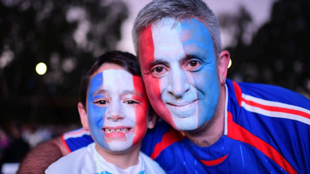 Fans watch the Qatar 2022 World Cup final match between Argentina and France in Ramat Gan, Dec. 18, 2022. Photo by Tomer Neuberg/Flash90.