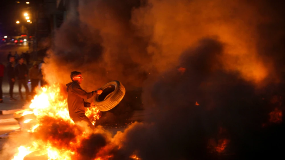 Palestinian rioters block the streets leading to Joseph's Tomb, near the Balata refugee camp, in Nablus, April 11, 2022. Photo by Nasser Ishtayeh/Flash90.