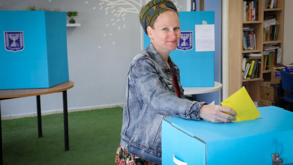 A woman casts her ballot at a voting station on the morning of Israel's municipal elections, on Oct. 30, 2018, in Efrat. Photo by Gershon Elinson/Flash90.