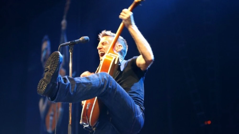 Bryan Adams live at the Color Line Arena in Hamburg, Germany, on June 3, 2007. The heart-wrenching power of Adams’s voice in "Please Forgive Me" (No. 4 on the JNS.org High Holidays playlist) moves the listener like good chazzanut ought to, writes Binyamin Kagedan. Credit: Marco Maas via Wikimedia Commons.