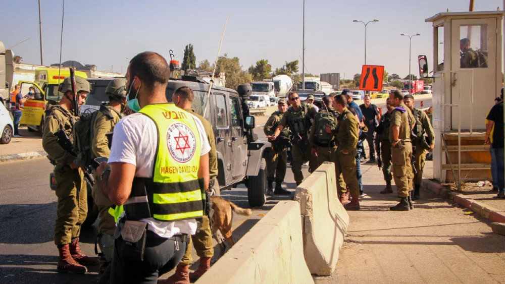 Israeli security forces near the scene of an attempted stabbing attack at the Gush Eztion Junction in Judea and Samaria on Sept. 13, 2021. Photo by Gershon Elinson/Flash90.