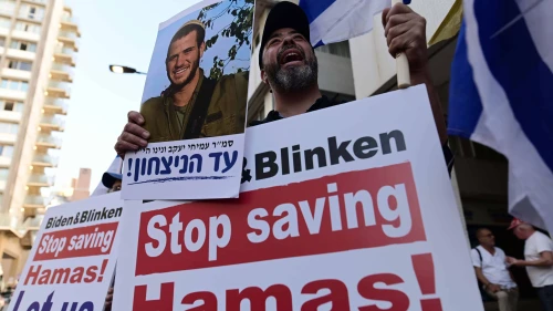 Israeli protesters demand the continuation of fighting in the Gaza Strip outside the U.S. embassy branch office in Tel Aviv, May 7, 2024. Photo by Tomer Neuberg/Flash90.