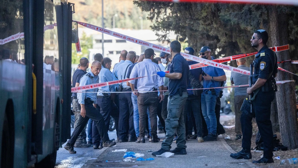 Security personnel at the scene of a stabbing attack on a bus near the Jerusalem neighborhood of Ramot, where a terrorist stabbed a 41-year old man with a screwdriver, July 19, 2022. Photo by Yonatan Sindel/Flash90.
