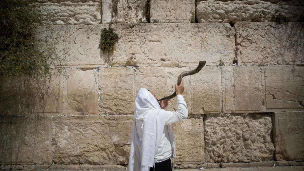 A Jewish man blows a shofar at the Western Wall in Jerusalem’s Old City. Credit: Yonatan Sindel/Flash90.