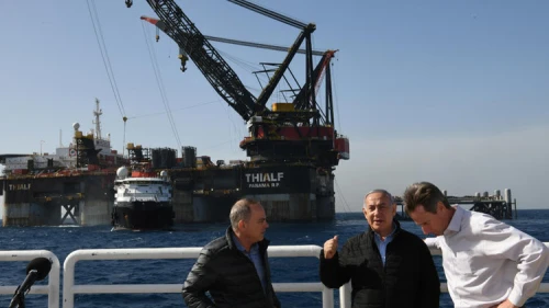 Israeli Prime Minister Benjamin Netanyahu and Energy Minister Steinitz at the Leviathan gas platform. Credit: Amos Ben-Gershom/GPO.