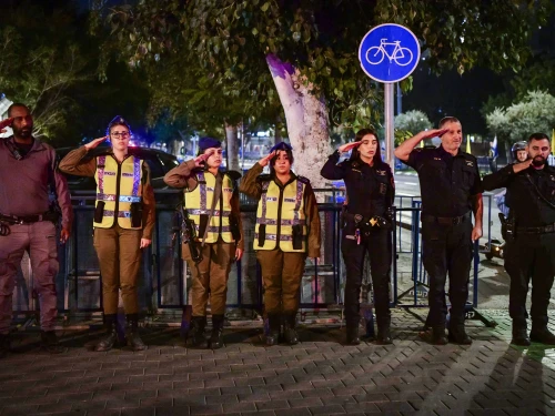 Security personnel pay their respects as the convoy carrying the bodies of hostages arrives at the Abu Kabir Forensic Institute in Tel Aviv, Nov. 2, 2025. Photo by Avshalom Sassoni/Flash90.