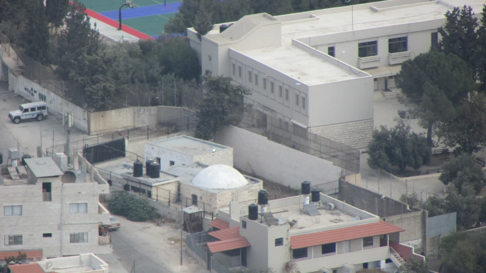 The Joseph’s Tomb compound in Shechem (Nablus). as seen from Mitzpe Yosef, Oct.10, 2014. Credit: עדירל via Wikimedia Commons.