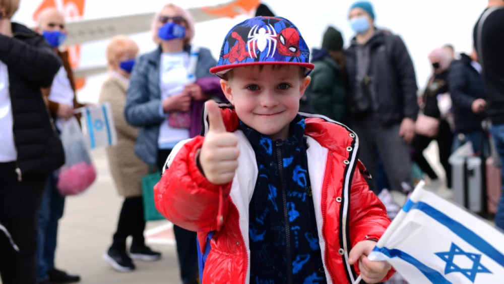 Ukrainian Jewish immigrants arrive at Ben-Gurion International Airport in Tel Aviv, Israel, on Feb. 20, 2022. Photo by Tomer Neuberg/Flash90.