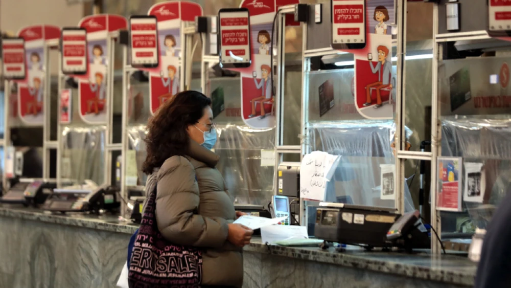 A woman at the Central Post Office Building in Jerusalem on March 18, 2020. Photo by Yossi Zamir/Flash90.