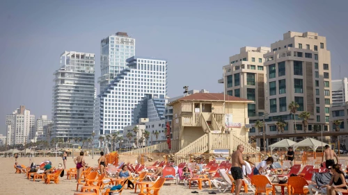 Enjoying the beach in Tel Aviv, on a hot day. Nov. 6, 2025. Photo by Miriam Alster/FLASH90.