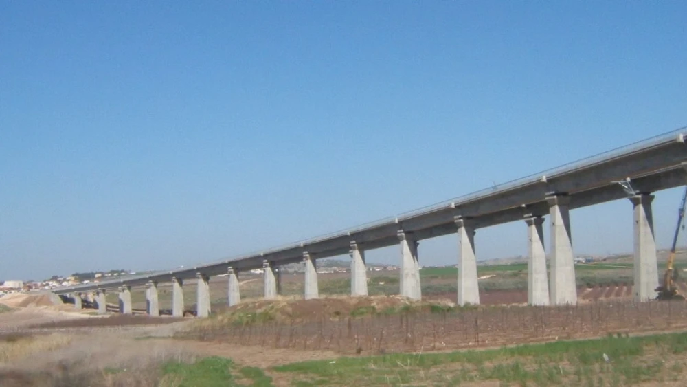 The bridge over the Valley of Ayalon, a recognizable landmark of the Tel Aviv-Jerusalem high-speed rail project that is set for completion March 30. Credit: Wikimedia Commons.
