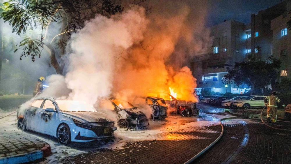 Firefighters try to put out burning cars at the scene where a rocket fired from Gaza landed in a residential area in Rishon LeZion , October 7, 2023. Photo by Yossi Aloni/Flash90 *** Local Caption *** ראשון לציון כביש רקטה נפילה חרבות ברזל