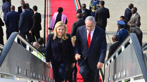 Prime Minister Benjamin Netanyahu and his wife, Sara, board a flight to Rwanda at the airport in Nairobi, Kenya, July 6, 2016. Photo by Kobi Gideon/GPO.