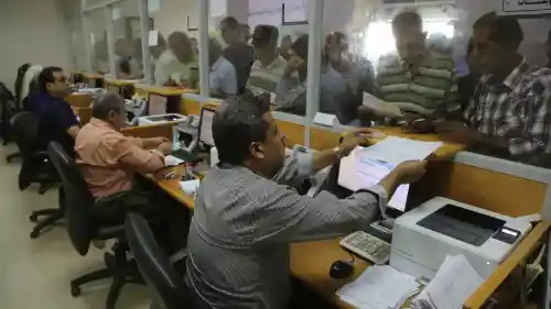 Residents of Gaza Strip waiting on line in Hamas' offices, to receive the $100 each from the funds provided by Qatar. Gaza, Sep 26, 2019. Photo by Majdi Fathi/TPS