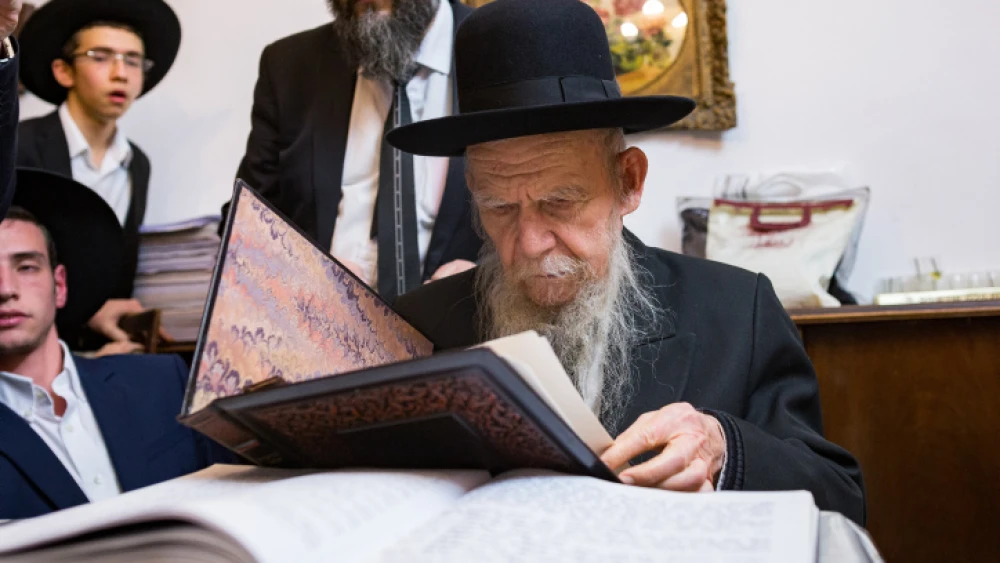 Rabbi Gershon Edelstein, head of the Ponevez Yeshiva, during Chanukah at his home in Bnei Brak, Dec. 19, 2017, Photo by Aharon Krohn/Flash90.