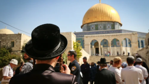 Jews visit the Temple Mount compound, site of the Al-Aqsa mosque and the Dome of the Rock in Jerusalem's Old City, during the Jewish holiday of Sukkot, Oct. 8, 2017. Photo by Yaakov Lederman/Flash90.