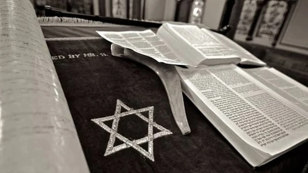 Torah in synagogue. Credit: Pixabay.
