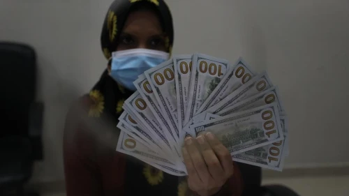 Hamas distributes financial aid provided by Qatar to Gazans at a post office in the Strip, Sept. 8, 2020. Photo by Majdi Fathi/TPS.