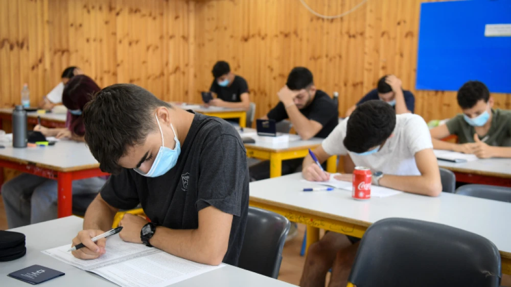 Yehud Comprehensive High School students sit for a matriculation exam, in Yehud, July 8, 2020. Photo by Yossi Zeliger/Flash90.