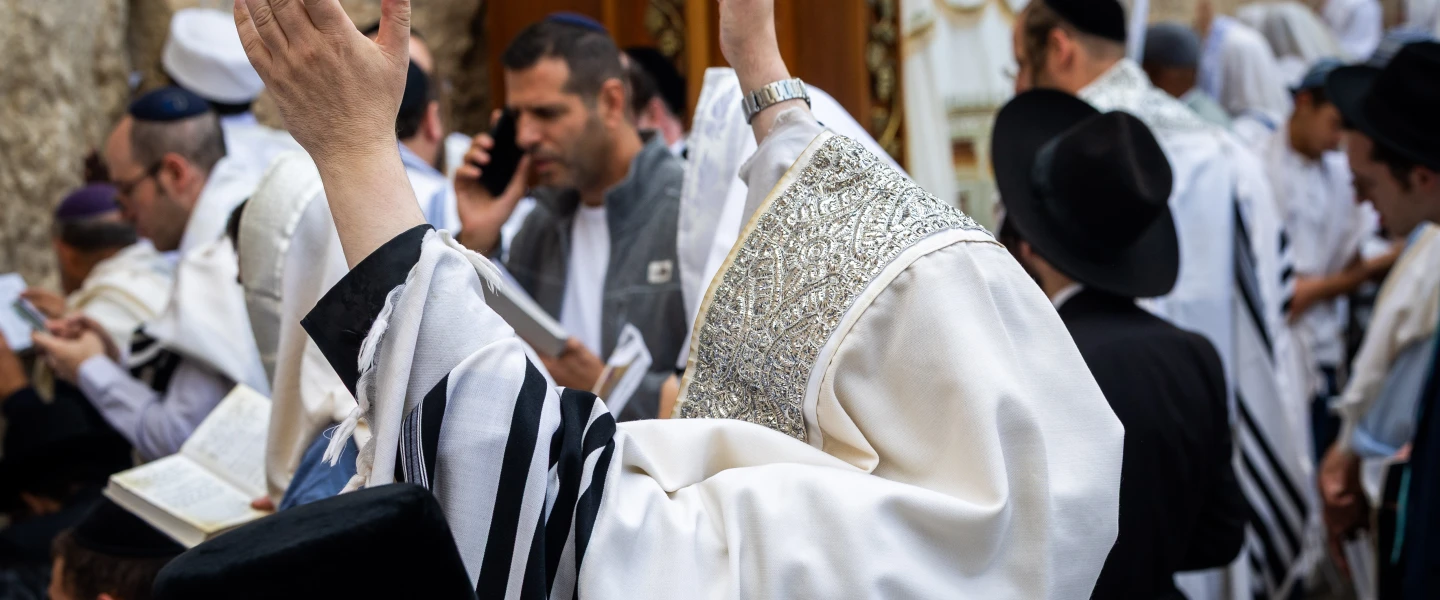 Jewish worshippers pray at the Western Wall, Judaism's holiest prayer site, in Jerusalem's Old City, during the Cohen Benediction priestly blessing at the Jewish holiday of Sukkot, October 09, 2025. Photo by Oren Ben Hakoon/Flash90 *** Local Caption *** כתל דת כהנים יהדות טלית טליתות רחבת הכותל המערבי ברכת כוהנים חג סוכות