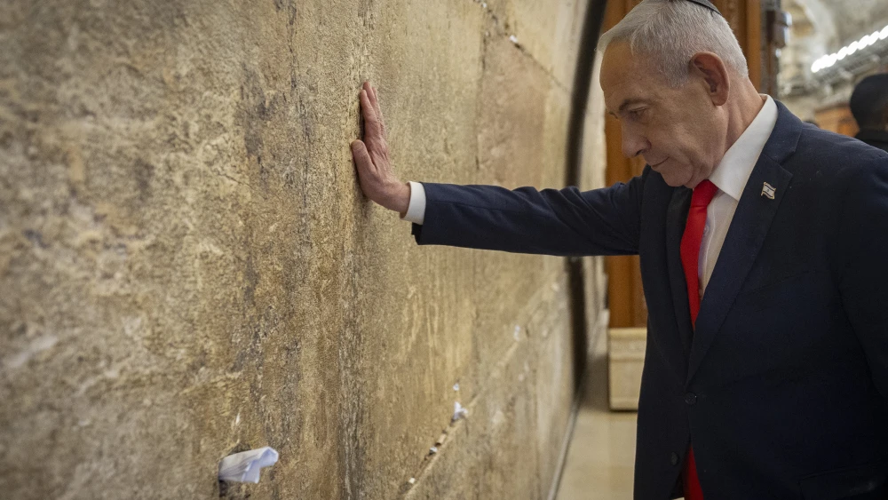 Israeli Prime Minister Benjamin Netanyahu visited the Western Wall in Jerusalem’s Old City, one day ahead of Israel’s general elections, on Oct. 26, 2026. Photo by Chaim Goldberg/Flash90.