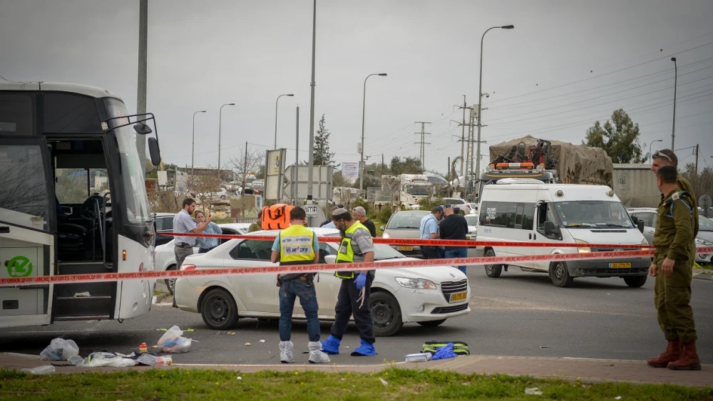 The scene of a terror attack where a Palestinian man stabbed an Israeli man to death at the entrance to Ariel, in the West Bank on February 5, 2018. Credit: Ben Dori/Flash90.