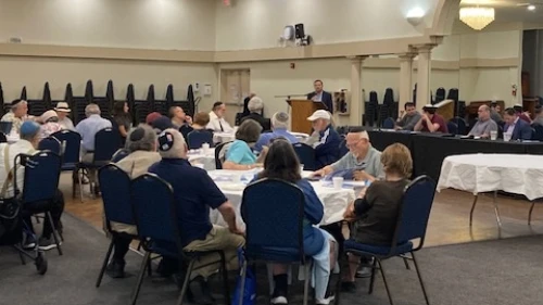 Participants listen to a SPIRIT hybrid panel presentation at Young Israel of Hollywood-Fort Lauderdale in Florida called “The Anglo Guide to Buying Real Estate in Israel,” March 2023. Credit: OU.