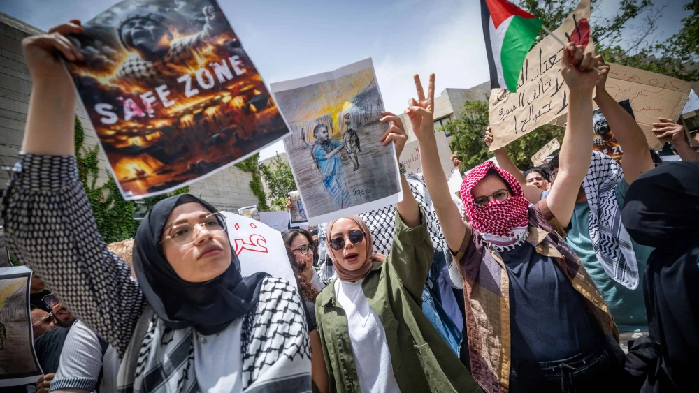 Demonstrators protest calling to end the war in Gaza at the Hebrew University in Jerusalem on May 28, 2024. Photo by Yoatan Sindel/Flash90.