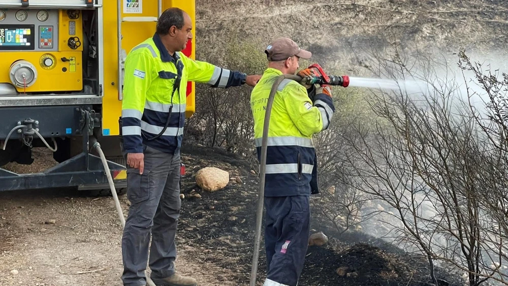 KKL-JNF firefighting personnel use specialized equipment to contain a wildfire in an open area in northern Israel. Credit: Courtesy of KKL-JNF Employees and Foresters.